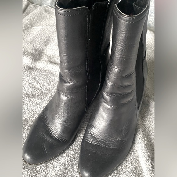 Short booties. Elastic side, leather. - Picture 1 of 6